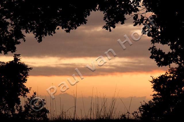 Doorkijkje met zonsondergang PVH3-26895