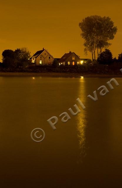 Nachtlandschap huizen langs rivier PVH2-5834