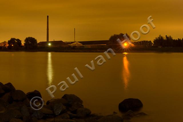 Nachtlandschap steenfabriek langs rivier PVH2-5831