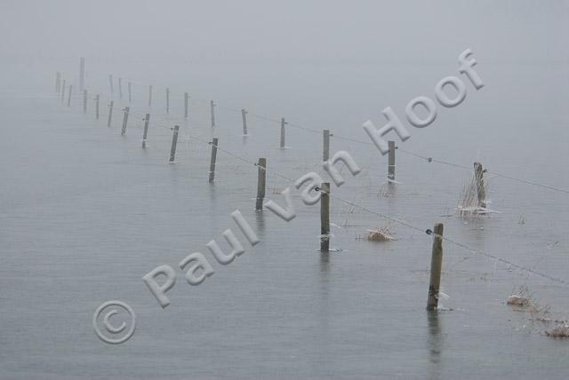 Paaltjes in ijs bij hoog water PVH2-8112