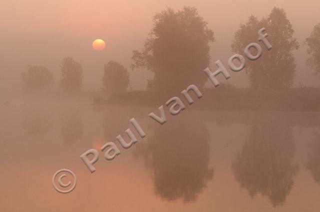 Uiterwaard bij zonsopkomst PVH3-27242